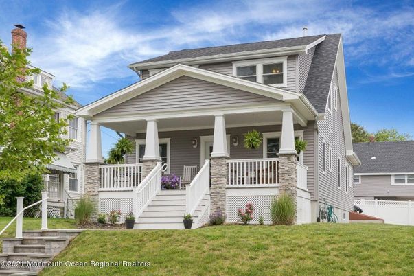 Exterior, Facade, American Foursquare