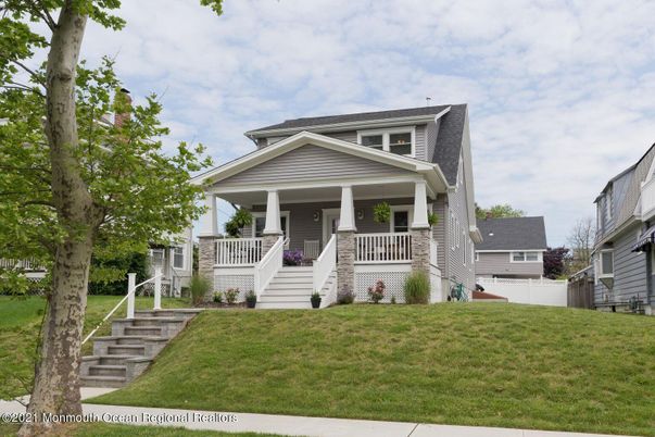 Exterior, Facade, American Foursquare