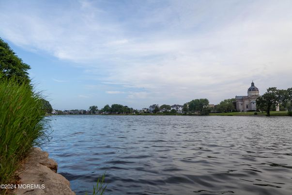 Exterior, Lake