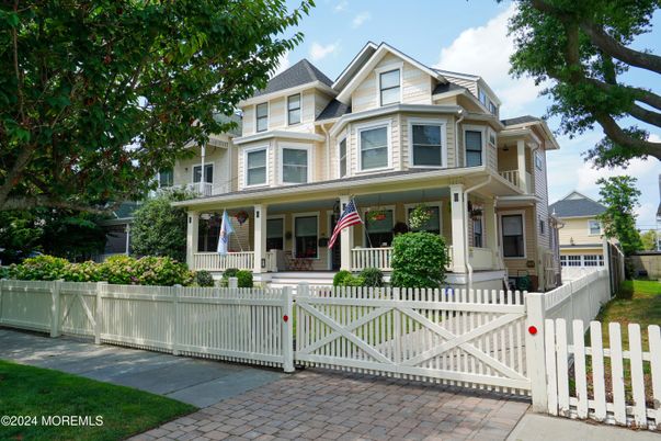 Exterior, Facade, Queen Anne Victorian