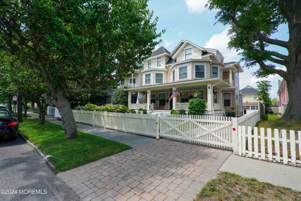 Exterior, Facade, Queen Anne Victorian