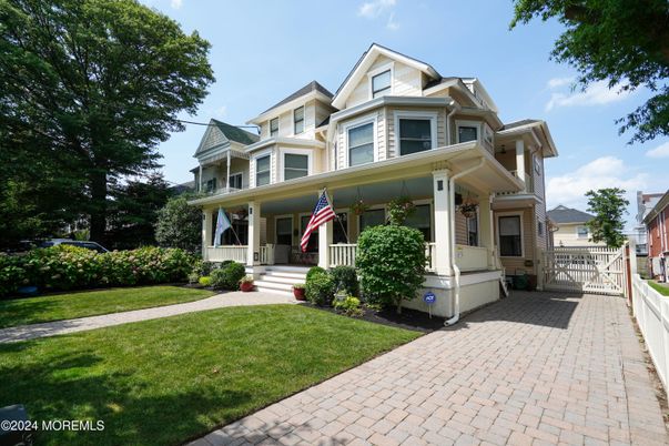 Exterior, Facade, Queen Anne Victorian