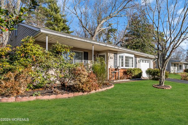 Attached, Exterior, Facade, Ranch