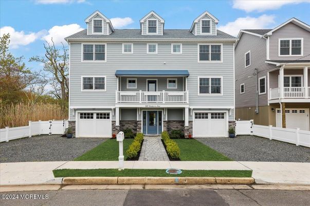 Attached, Exterior, Facade, Rowhouse