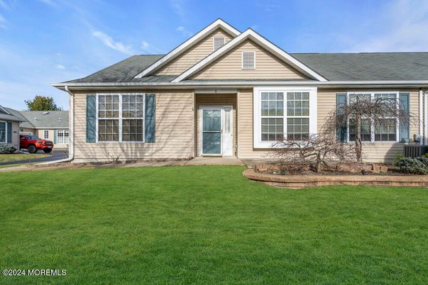 Attached, Exterior, Facade, Ranch