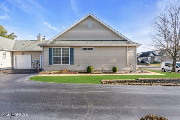Attached, Exterior, Facade, Ranch