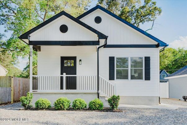 Exterior, Facade, Farmhouse