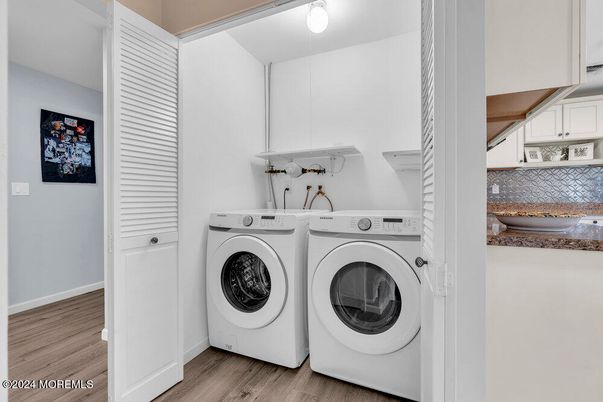 Interior, Utility Closets, Washer, Wood Texture Flooring