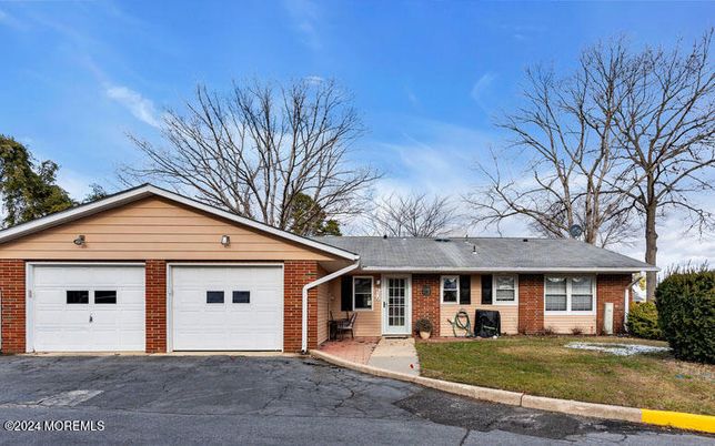Attached, Exterior, Facade, Brick Facade, Ranch