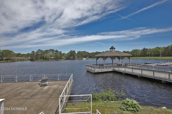 Exterior, Lake