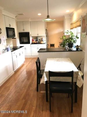 Dining room, Interior, Kitchen, Pendant Lights, Recessed Lighting, Wood Texture Flooring