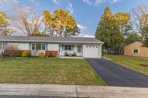 Attached, Exterior, Facade, Ranch