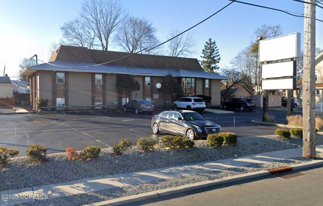 Exterior, Facade, Brick Facade, Cape Cod