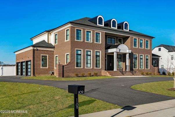 Attached, Exterior, Facade, Brick Facade, Georgian