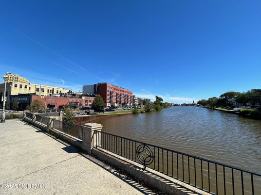 Exterior, Lake