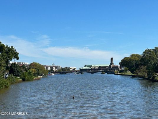 Exterior, Lake
