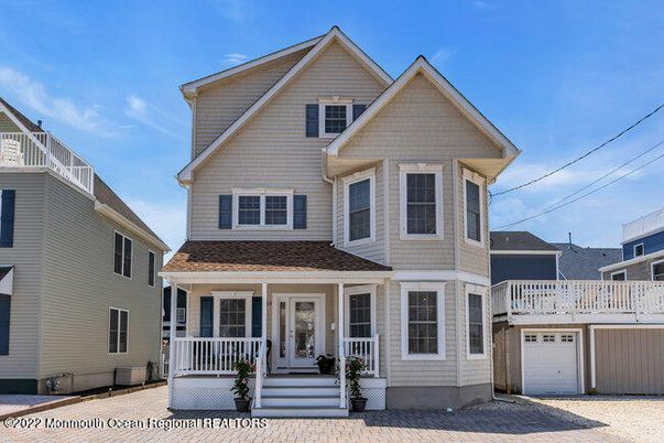 Attached, Exterior, Facade, Queen Anne Victorian