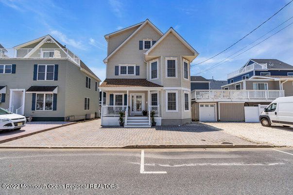 Attached, Exterior, Facade, Queen Anne Victorian