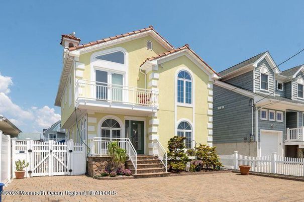 Exterior, Facade, Mediterranean