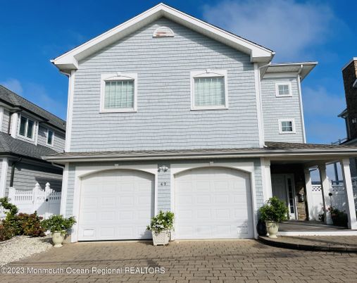 Attached, Exterior, Facade, American Craftsman
