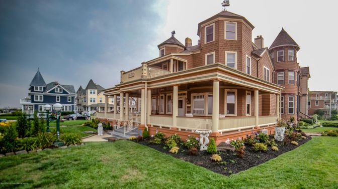 Backyard, Exterior, Facade, Queen Anne Victorian