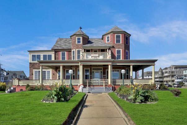 Exterior, Facade, Queen Anne Victorian