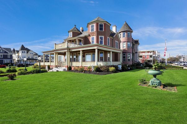 Backyard, Exterior, Facade, Queen Anne Victorian