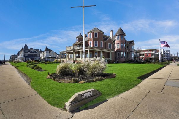 Exterior, Facade, Queen Anne Victorian