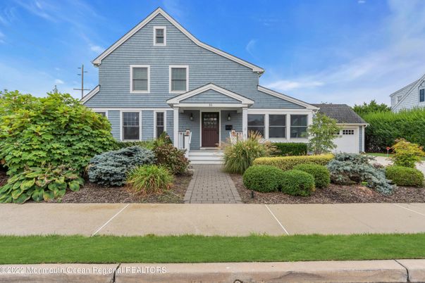 Attached, Exterior, Facade, Queen Anne Victorian