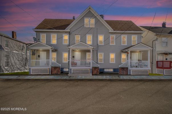 Exterior, Facade, Queen Anne Victorian