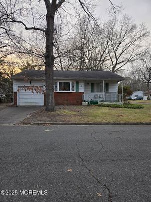 Attached, Exterior, Facade, Brick Facade, Ranch