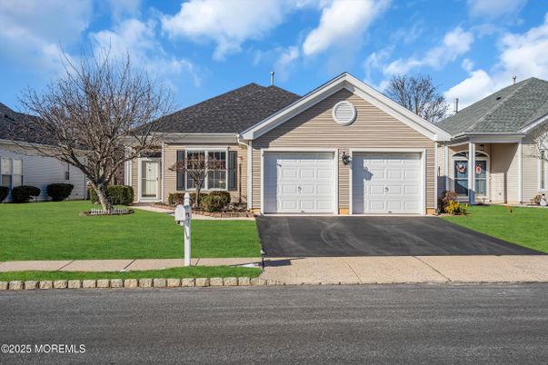 Attached, Exterior, Facade, Ranch