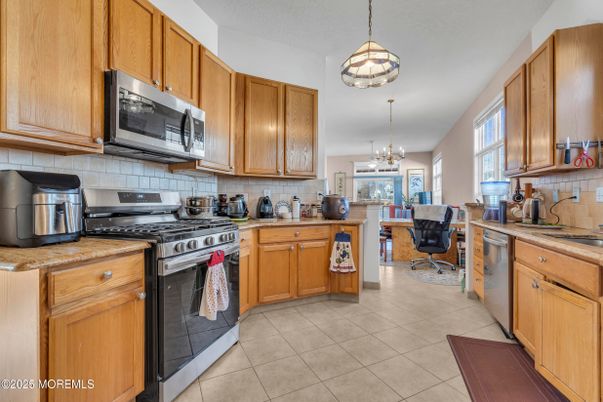 Chandelier, Dining room, Interior, Kitchen, Pendant Lights, Stainless Steel Appliances