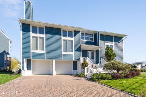 Attached, Exterior, Facade, Raised Ranch