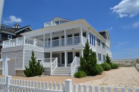Exterior, Facade, American Foursquare