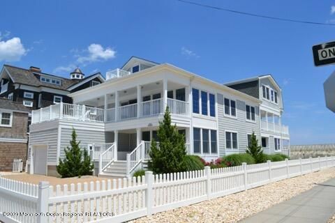 Exterior, Facade, Rowhouse