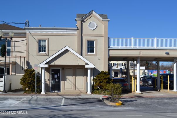 Exterior, Facade, Modern