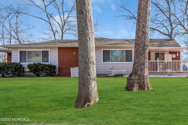 Exterior, Facade, Brick Facade, Ranch