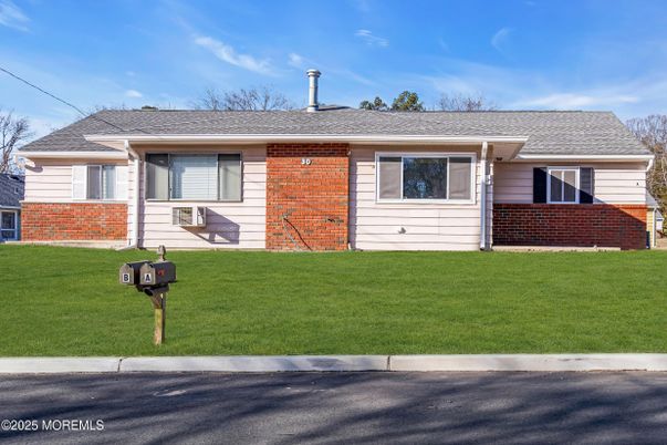 Exterior, Facade, Ranch