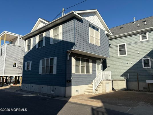 Exterior, Facade, Rowhouse