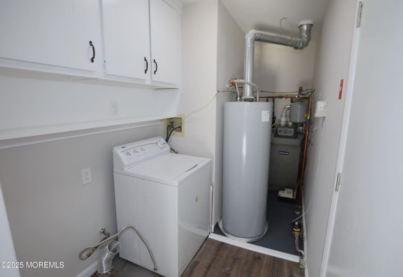 Interior, Utility Closets, Washer, Wood Texture Flooring