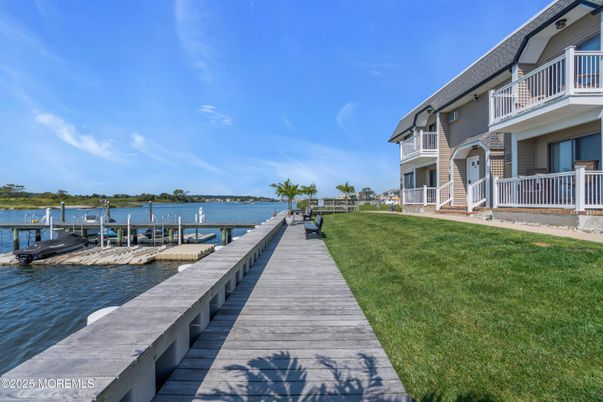 Exterior, Lake