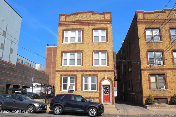 Exterior, Facade, Brick Facade, Rowhouse
