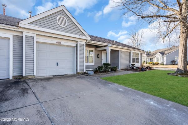 Attached, Exterior, Facade, Ranch