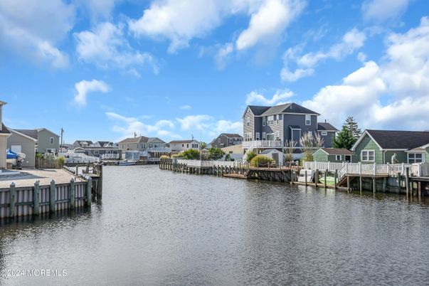 Exterior, Lake