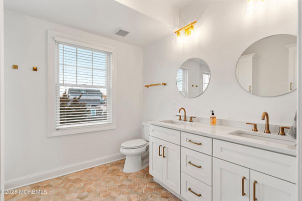 Bathroom, Dual Sink Vanities, Interior