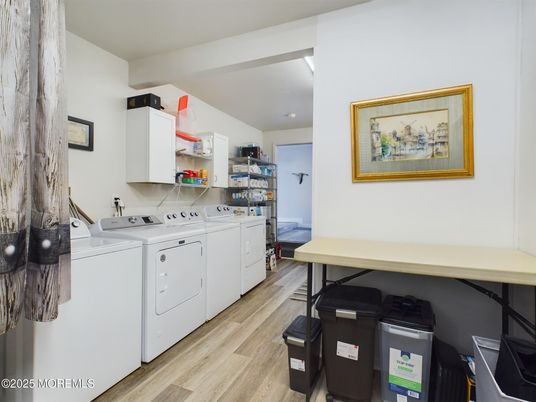 Interior, Recessed Lighting, Washer, Wood Texture Flooring