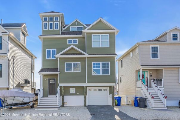 Attached, Exterior, Facade, Rowhouse