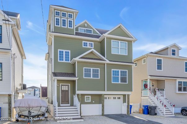 Attached, Exterior, Facade, Rowhouse