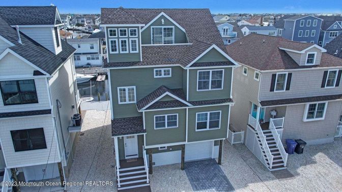 Attached, Exterior, Facade, Rowhouse